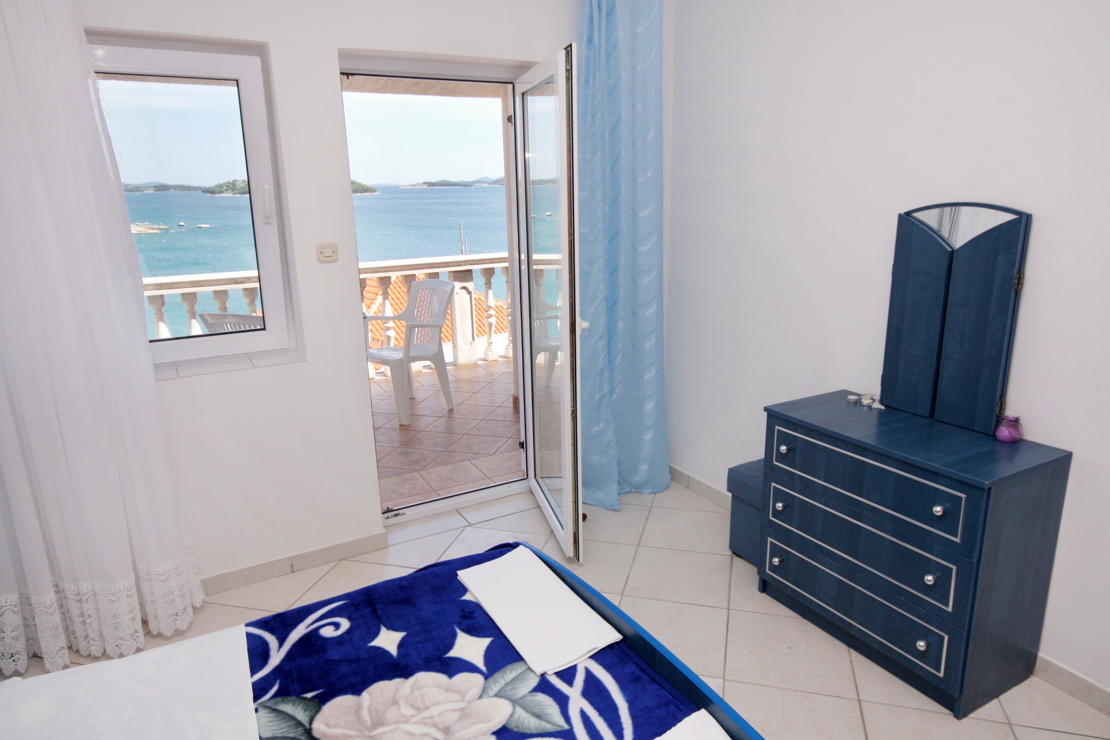 Two bedroom apartment with terrace and sea view Tisno, Murter  A-d