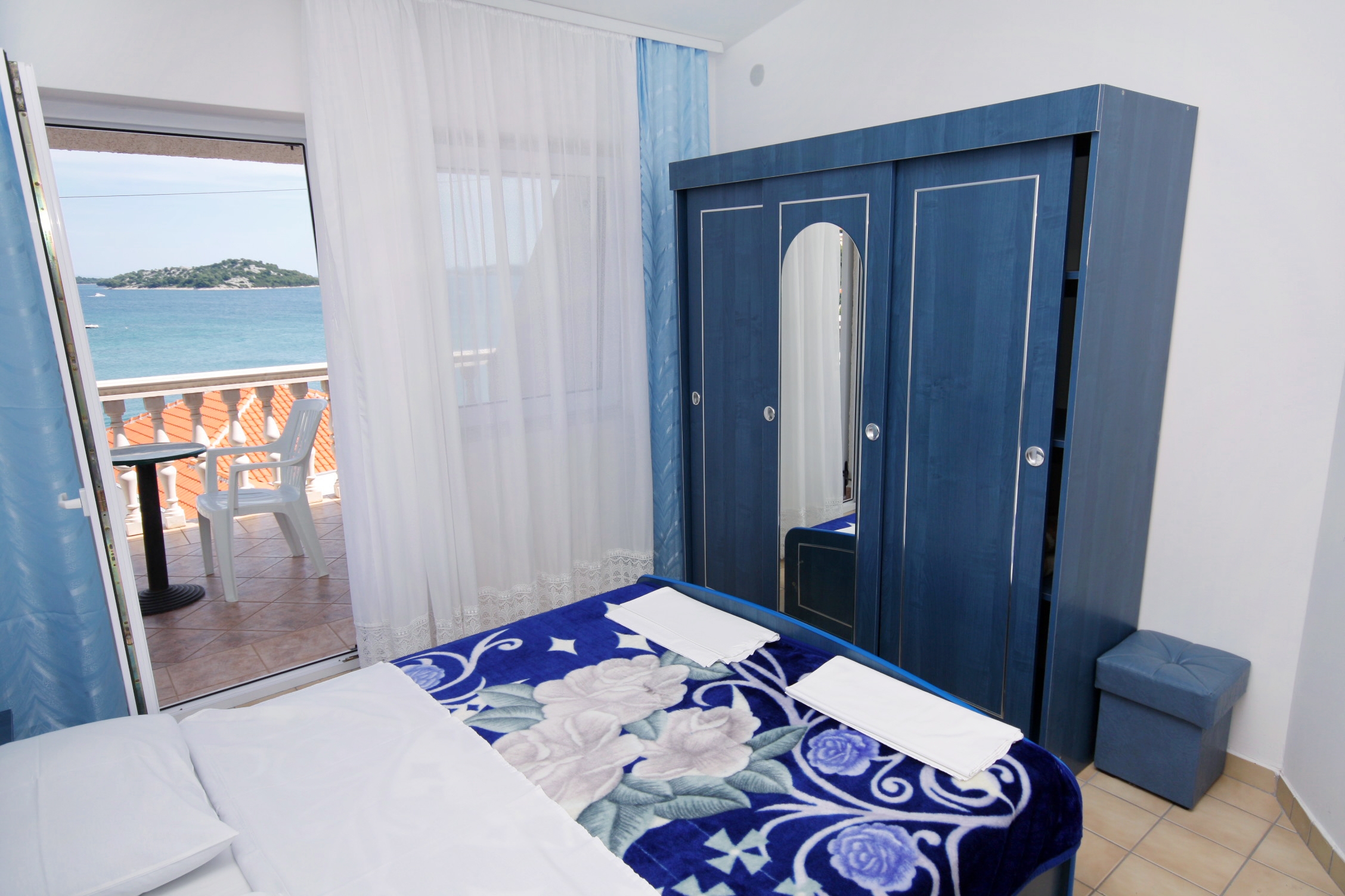 Two bedroom apartment with terrace and sea view Tisno, Murter  A-d