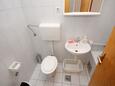 Tisno, Koupelna v ubytování typu studio-apartment.