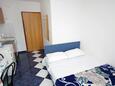 Tisno, Ložnice v ubytování typu studio-apartment.