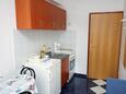 Kuchyně Tisno, Kuchyně v ubytování typu studio-apartment, s klimatizací.