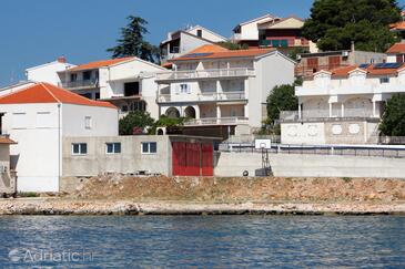 Tisno, Murter, Szálláshely 5086 - Apartmanok a tenger közelében kavicsos stranddal.