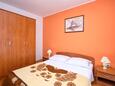 Murter, Ložnice 1 v ubytování typu apartment, domácí mazlíčci povoleni a WiFi.