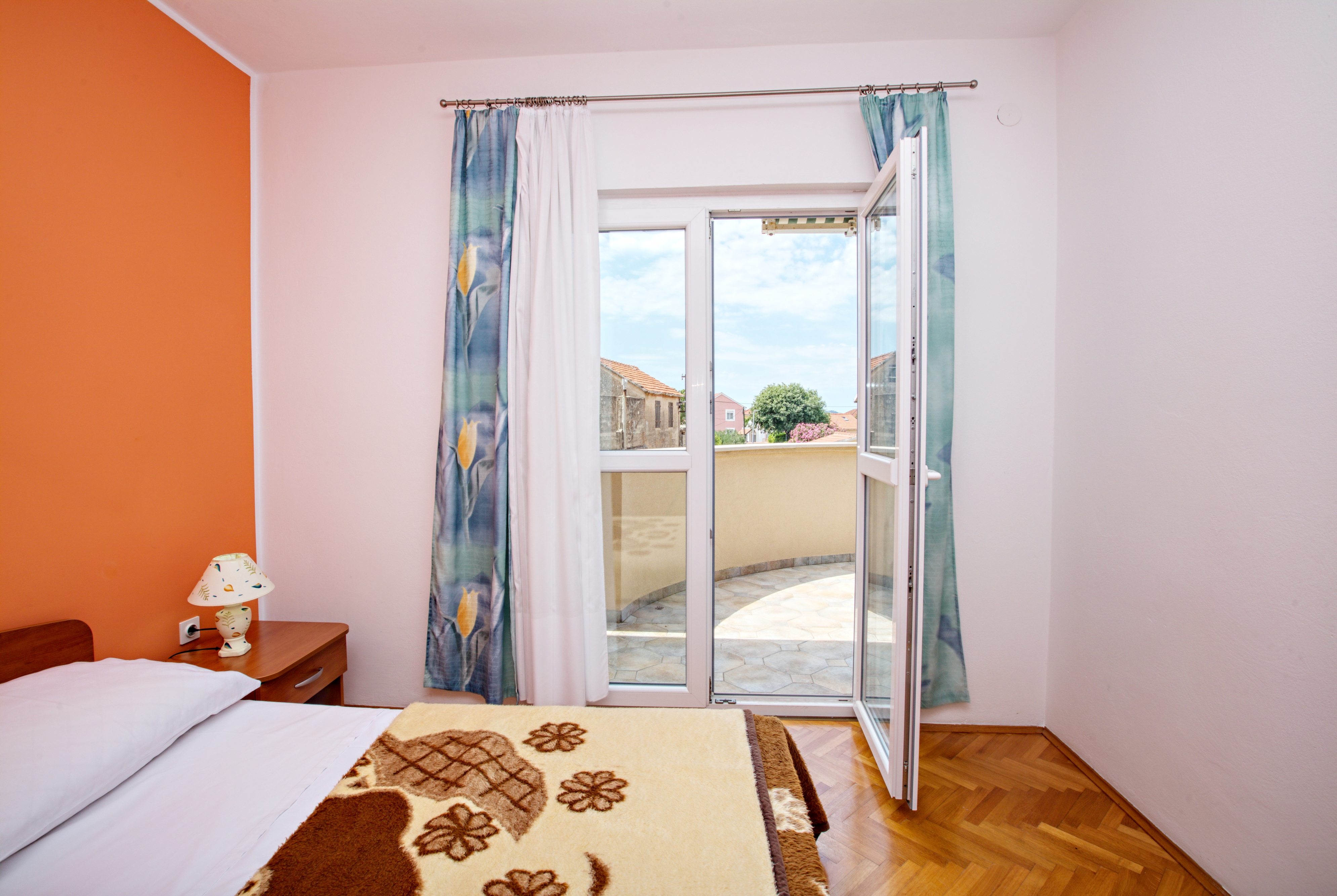 Two bedroom apartment with terrace Murter  A-a