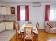Murter, Jídelna v ubytování typu apartment, s klimatizací, domácí mazlíčci povoleni a WiFi.