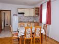 Murter, Jídelna v ubytování typu apartment, s klimatizací, domácí mazlíčci povoleni a WiFi.