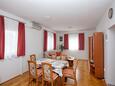Murter, Jídelna v ubytování typu apartment, s klimatizací, domácí mazlíčci povoleni a WiFi.