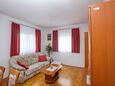 Murter, Obývací pokoj v ubytování typu apartment, domácí mazlíčci povoleni a WiFi.