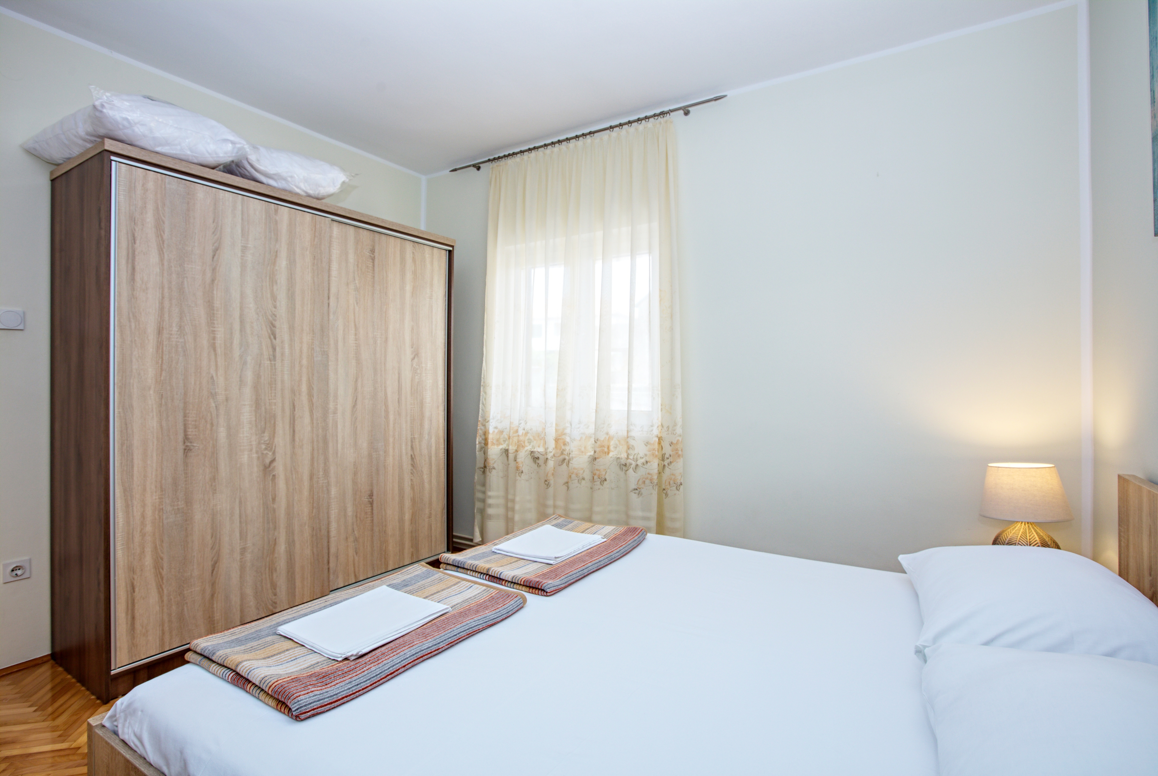 Two bedroom apartment with terrace Murter  A-d