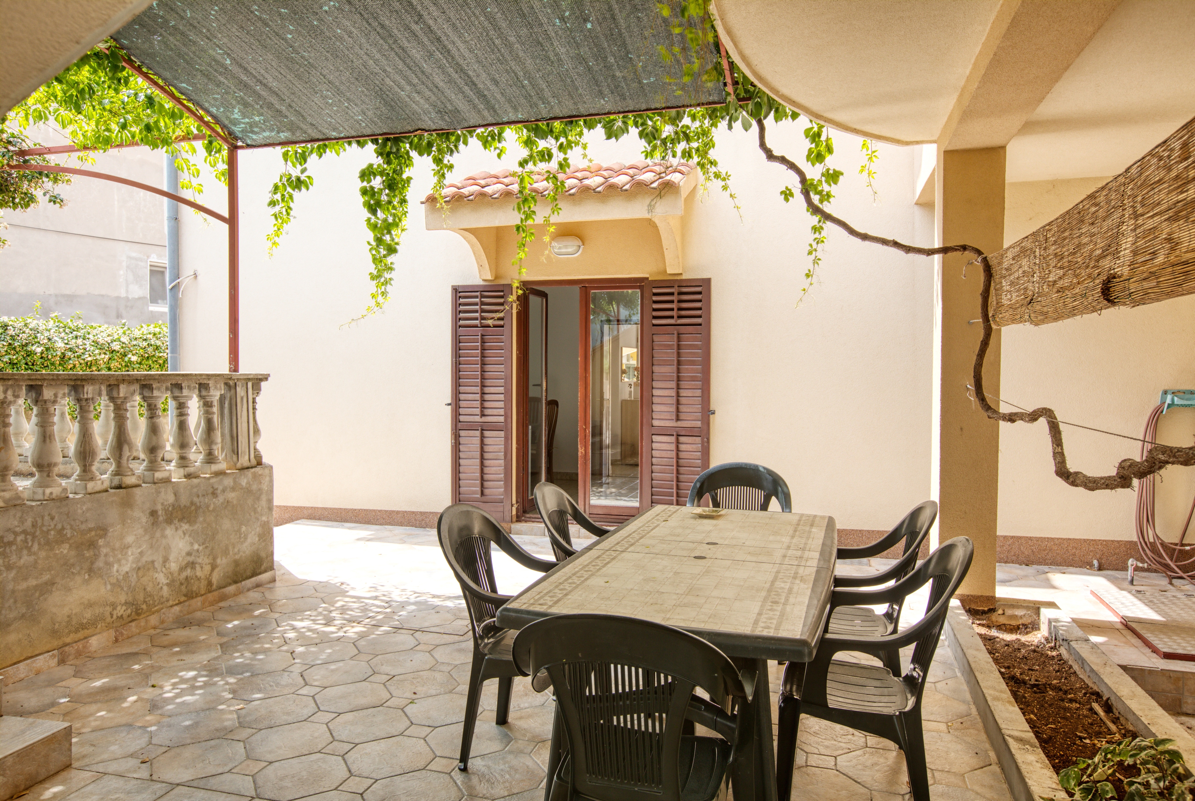 Two bedroom apartment with terrace Murter  A-d