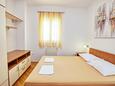 Murter, Ložnice 1 v ubytování typu apartment, domácí mazlíčci povoleni a WiFi.