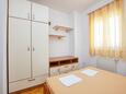 Murter, Ložnice 1 v ubytování typu apartment, domácí mazlíčci povoleni a WiFi.