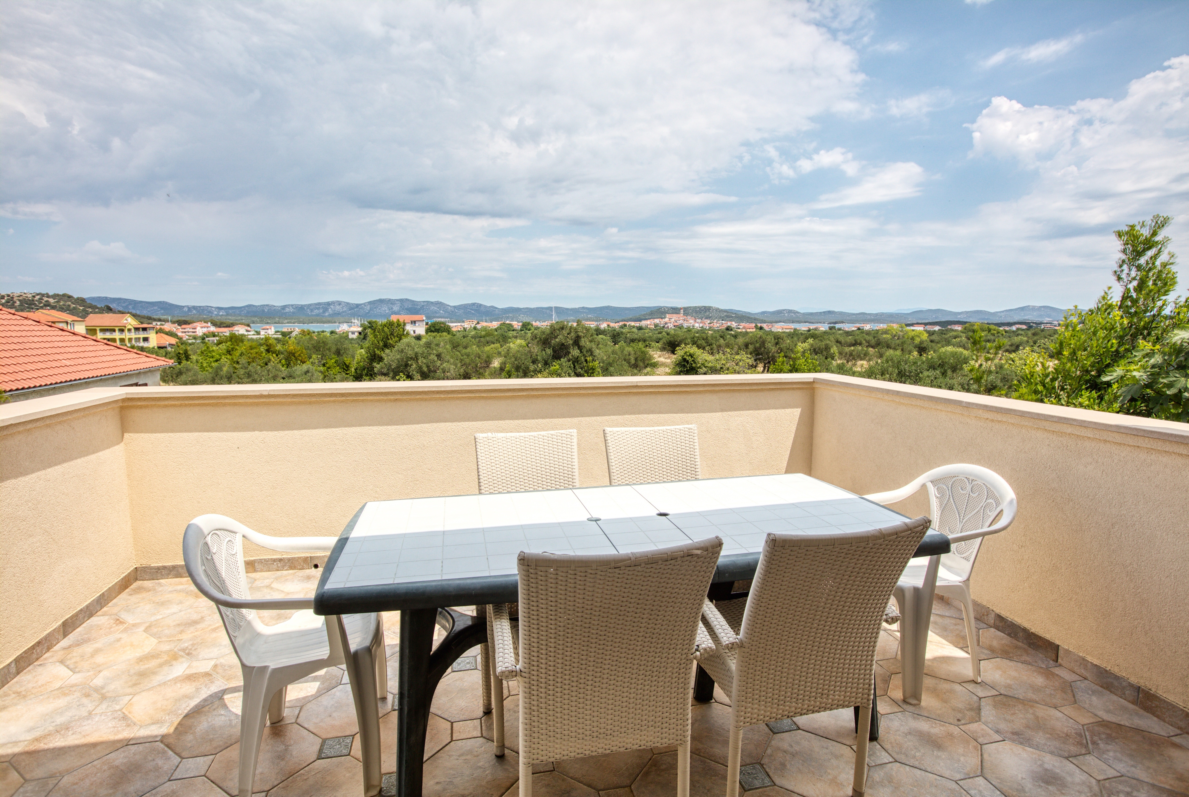 Three bedroom apartment with terrace and sea view Murter  A-e