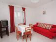 Murter, Sala de estar in the apartment, air condition available y WiFi.