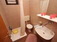 Tisno, Bathroom in the studio-apartment, (pet friendly) and WiFi.