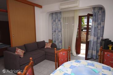 Tisno, Woonkamer in the studio-apartment, air condition available, (pet friendly) en WiFi.