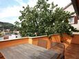 Tisno, Terrasse dans l’hébergement en type house, avec la vue sur la mer, animaux acceptés et WiFi.