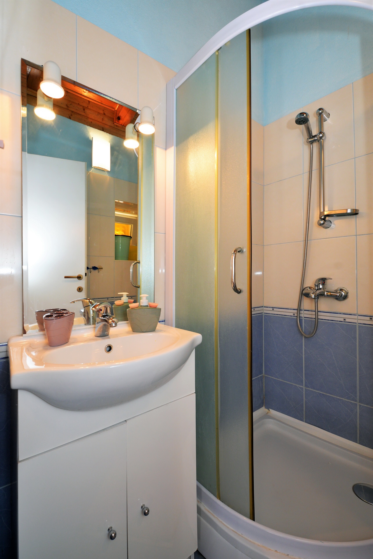 One bedroom apartment with terrace and sea view Murter  A-b