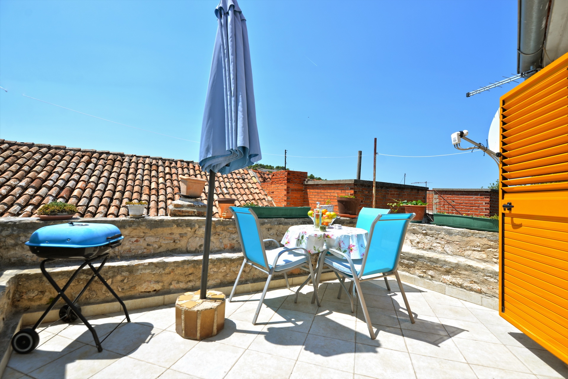 One bedroom apartment with terrace and sea view Murter  A-b