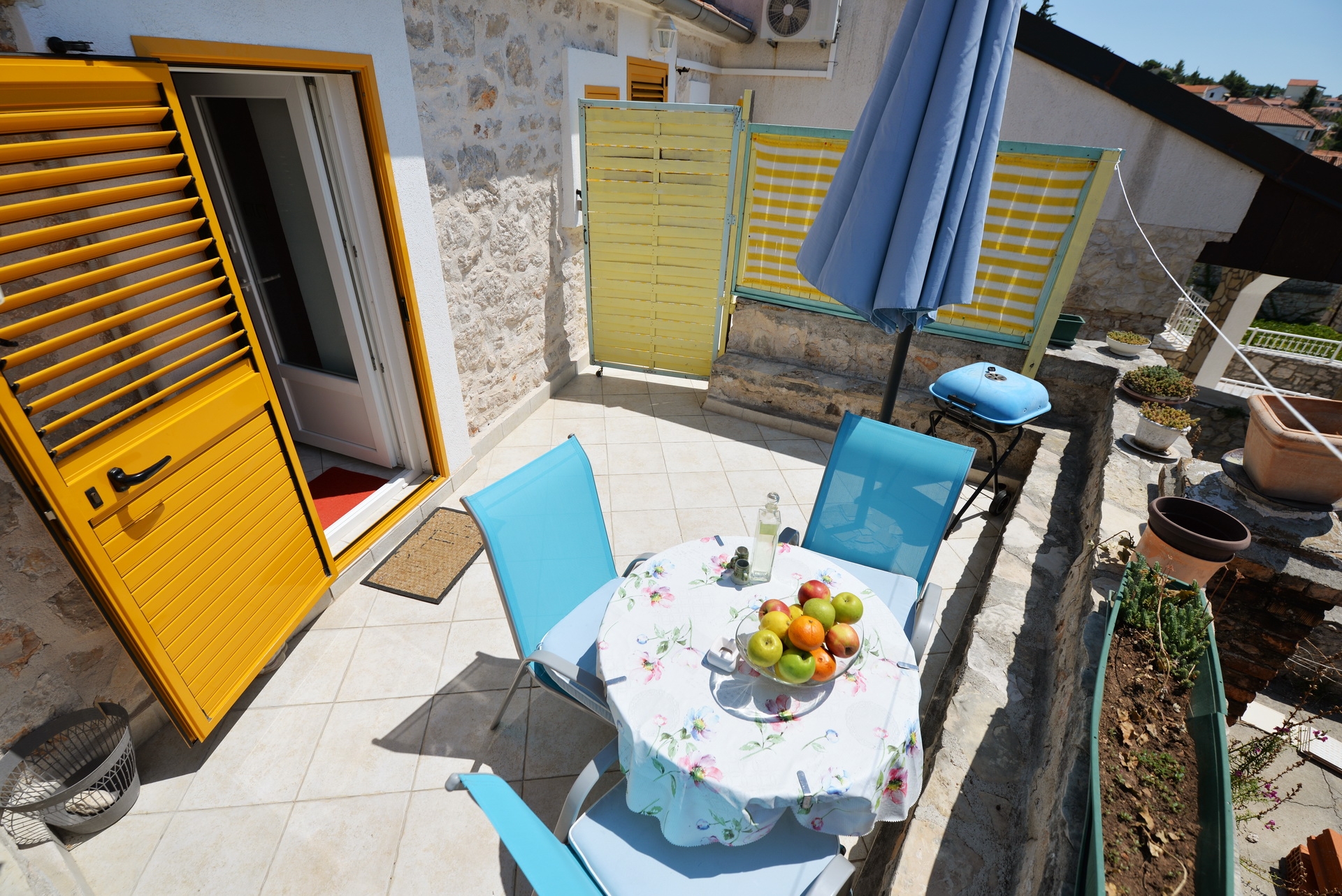 One bedroom apartment with terrace and sea view Murter  A-b