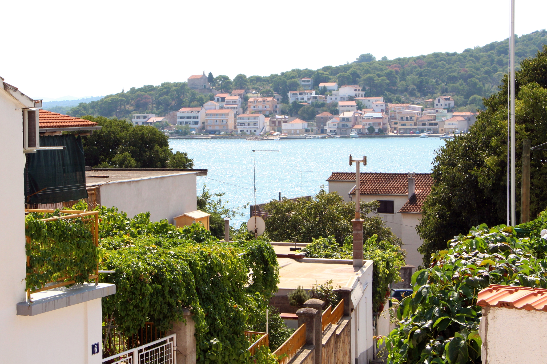 One bedroom apartment with terrace and sea view Tisno, Murter  A-a