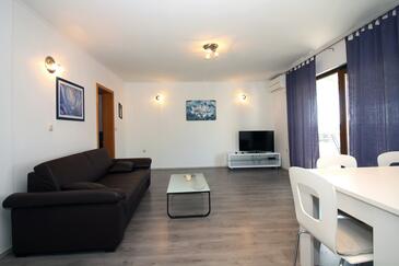 Tisno, Sala de estar in the apartment, air condition available y WiFi.