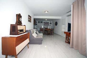 Tisno, Obývací pokoj v ubytování typu apartment, s klimatizací a WiFi.