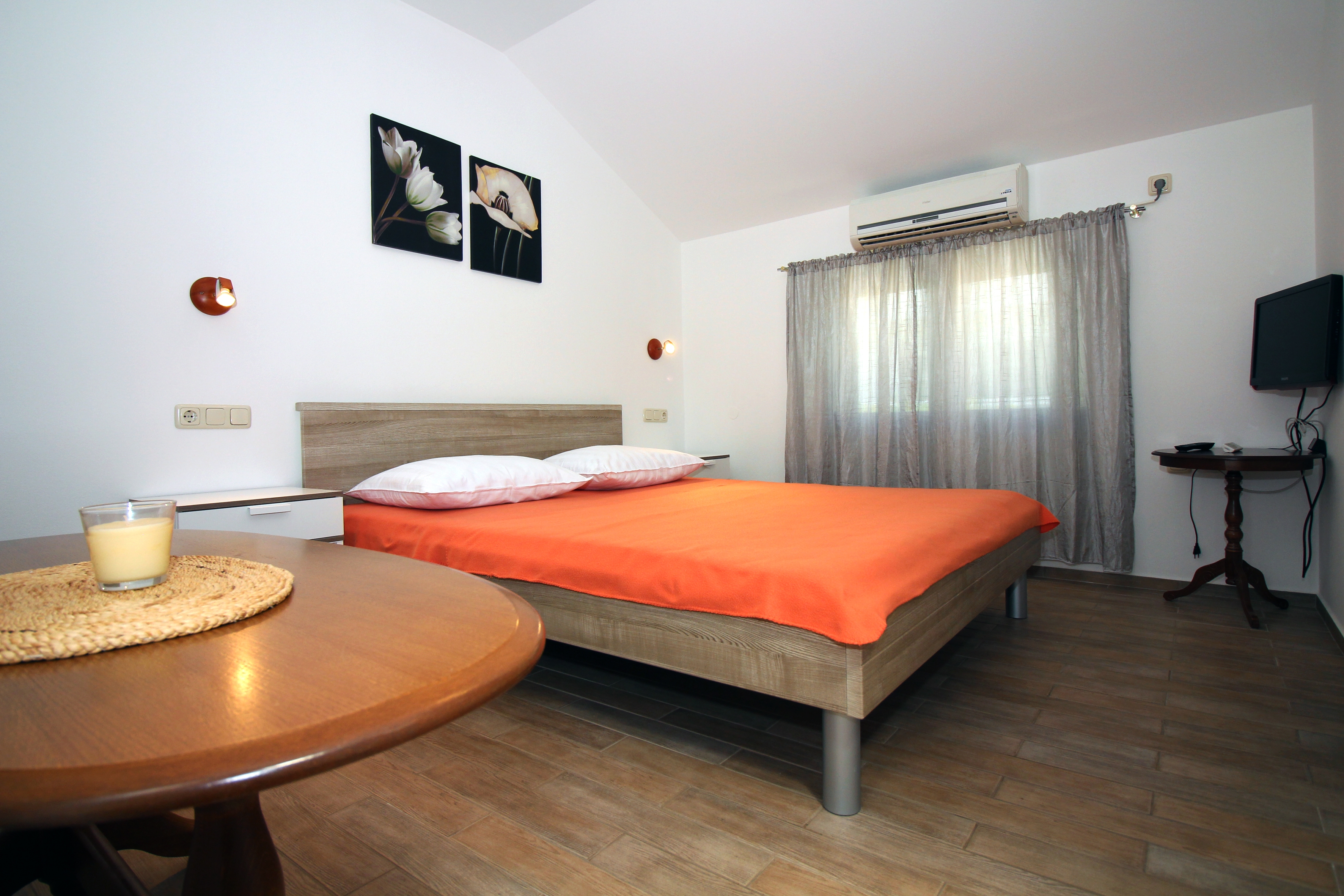 Studio flat with balcony and sea view Tisno, Murter (AS-5106-a)