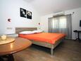 Ložnice Tisno, Ložnice v ubytování typu studio-apartment, s klimatizací a WiFi.