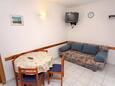 Jídelna Tisno, Jídelna v ubytování typu apartment, s klimatizací a WiFi.