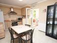 Jídelna Tisno, Jídelna v ubytování typu apartment, s klimatizací, domácí mazlíčci povoleni a WiFi.