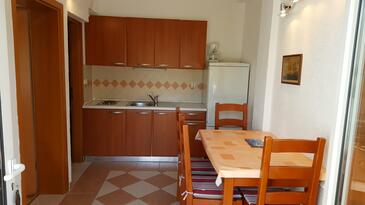 Jezera, Eetkamer in the apartment, air condition available en (pet friendly).