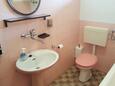 Jezera, Bathroom in the studio-apartment, (pet friendly).