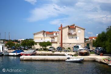 Jezera, Murter, Hébergement 5123 - Appartement à proximité de la mer avec une plage de galets.