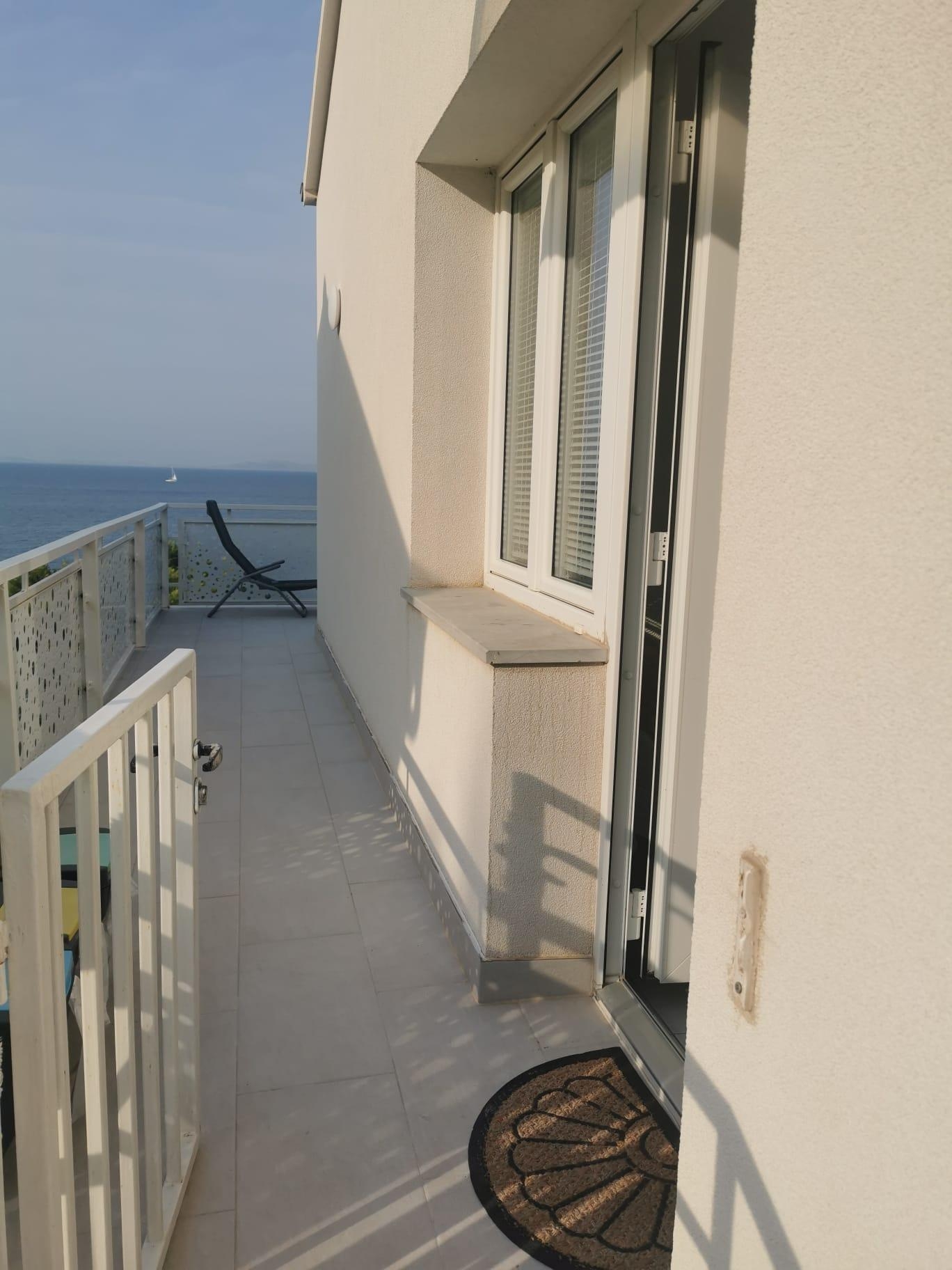 Three bedroom apartment near beach Murter  A-a