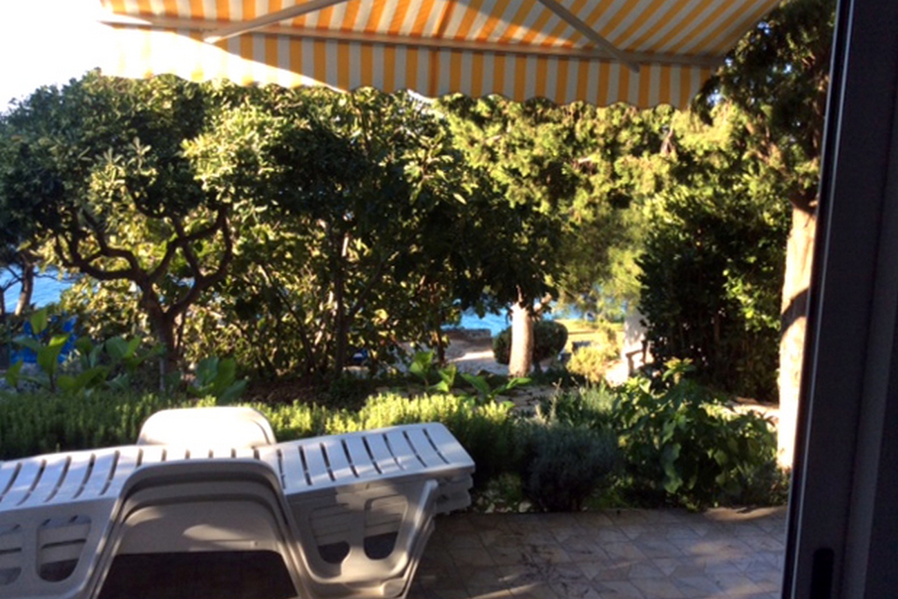 One bedroom apartment near beach Murter  A-b