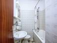 Ванная комната Tisno, Ванная комната в размещении типа studio-apartment, Домашние животные допускаются и WiFi.