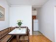 Jídelna Tisno, Jídelna v ubytování typu studio-apartment, domácí mazlíčci povoleni a WiFi.