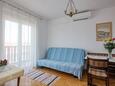 Obývací pokoj Tisno, Obývací pokoj v ubytování typu studio-apartment, s klimatizací, domácí mazlíčci povoleni a WiFi.