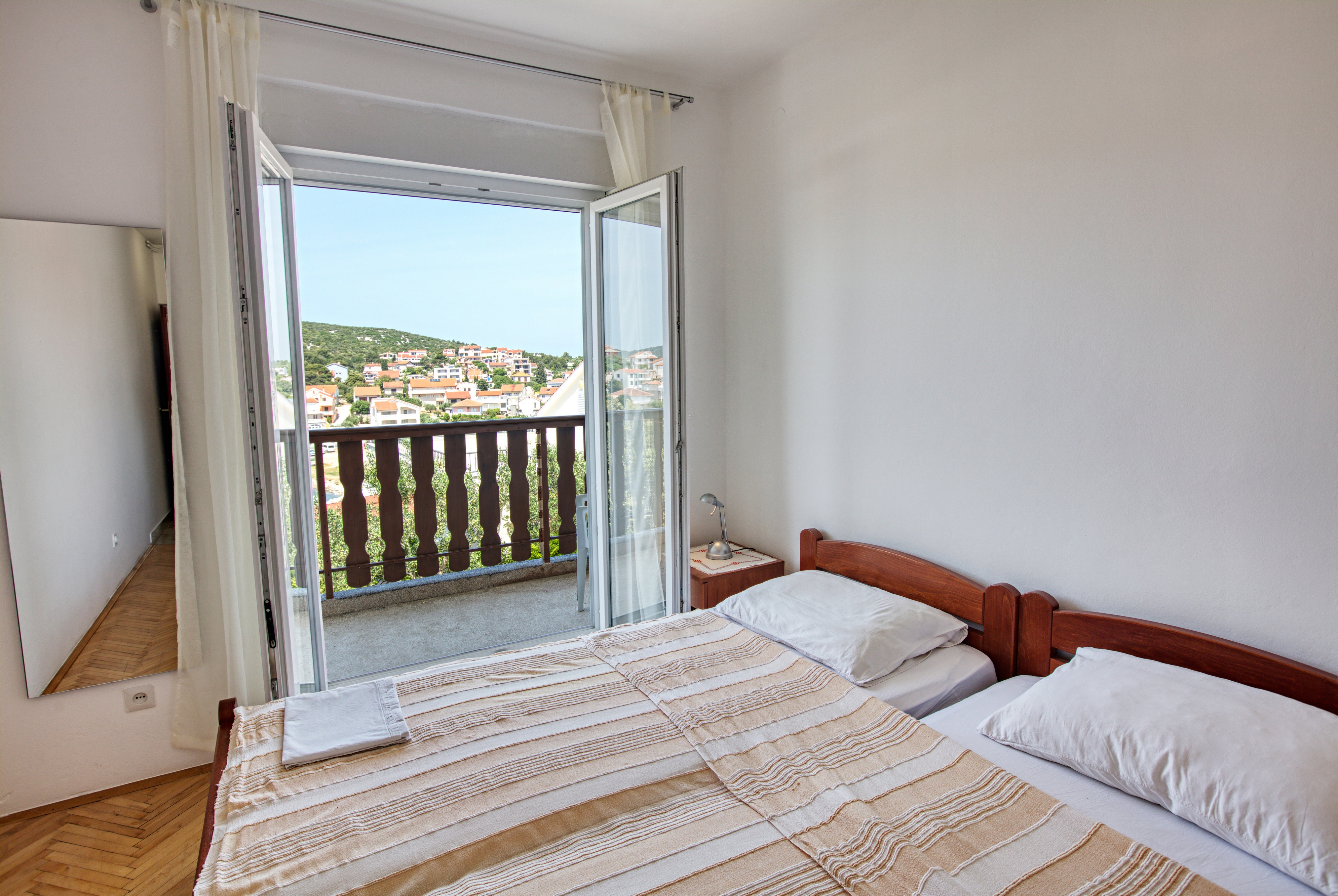 Room with balcony and sea view Tisno, Murter (S-5128-a)