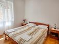 Ložnice Tisno, Ložnice v ubytování typu room, domácí mazlíčci povoleni a WiFi.