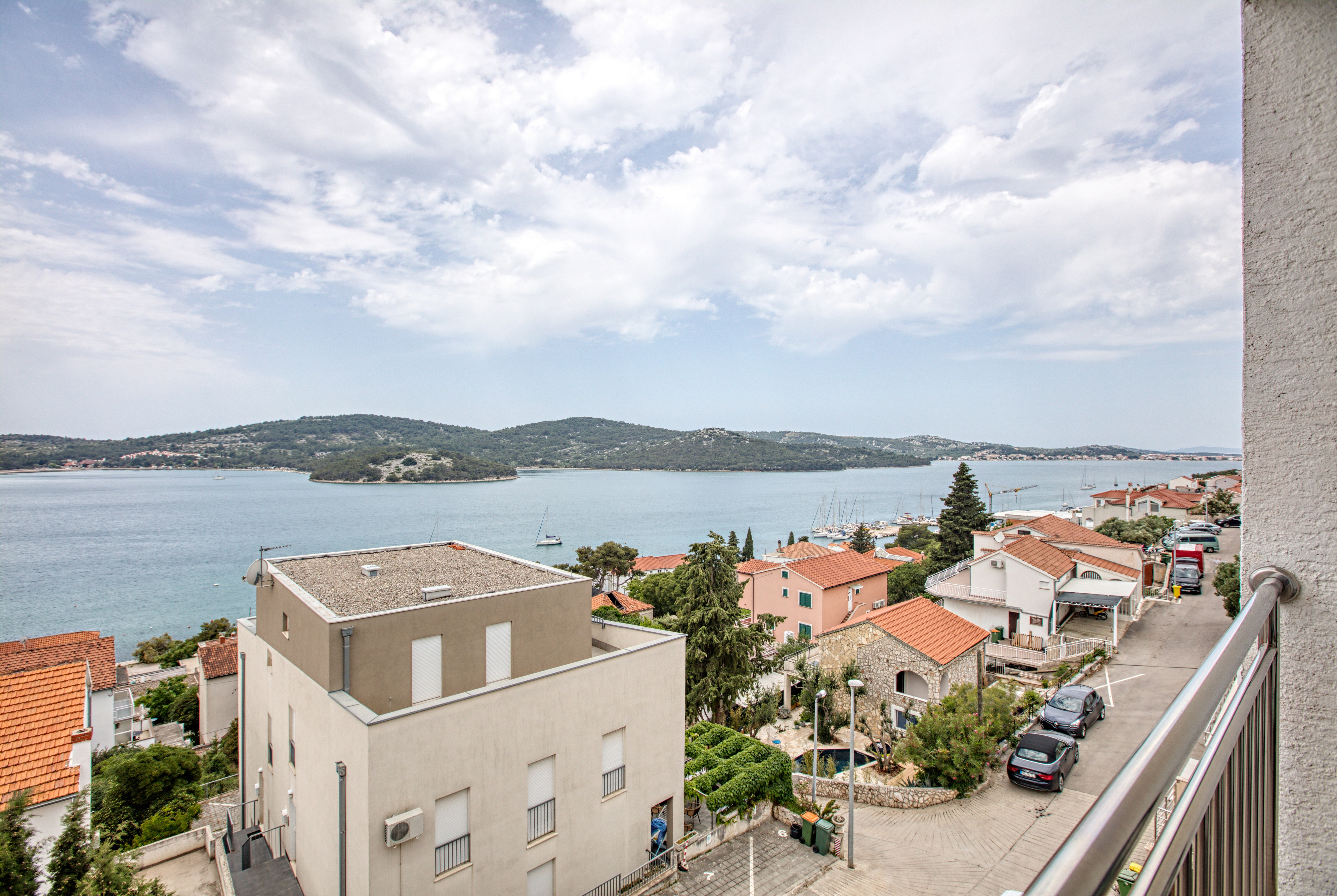 Two bedroom apartment with balcony and sea view Tisno, Murter  A-a