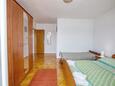 Tisno, Ložnice 1 v ubytování typu apartment, s klimatizací, domácí mazlíčci povoleni a WiFi.