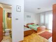 Tisno, Ložnice 1 v ubytování typu apartment, s klimatizací, domácí mazlíčci povoleni a WiFi.