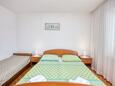 Tisno, Ložnice 1 v ubytování typu apartment, s klimatizací, domácí mazlíčci povoleni a WiFi.
