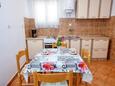 Tisno, Jídelna v ubytování typu apartment, domácí mazlíčci povoleni a WiFi.