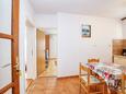Tisno, Jídelna v ubytování typu apartment, domácí mazlíčci povoleni a WiFi.
