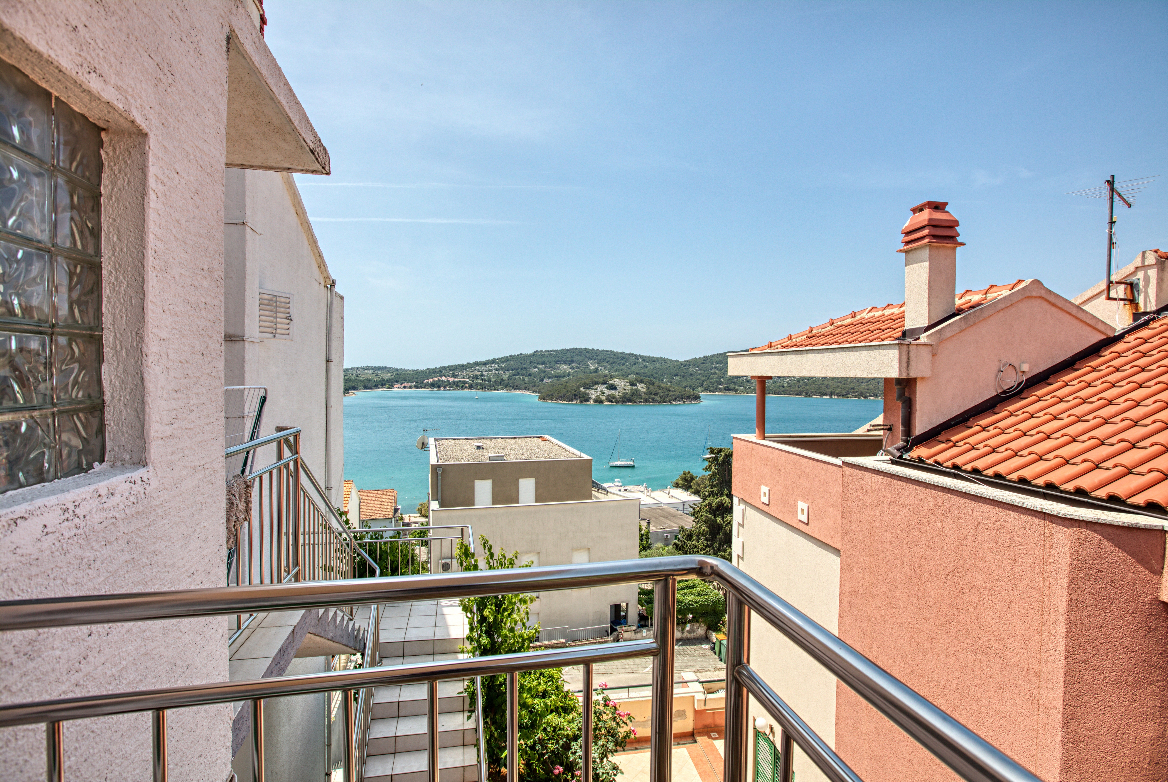 Two bedroom apartment with balcony and sea view Tisno, Murter  A-b