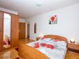 Ložnice 1 Tisno, Ložnice 1 v ubytování typu apartment, s klimatizací, domácí mazlíčci povoleni a WiFi.