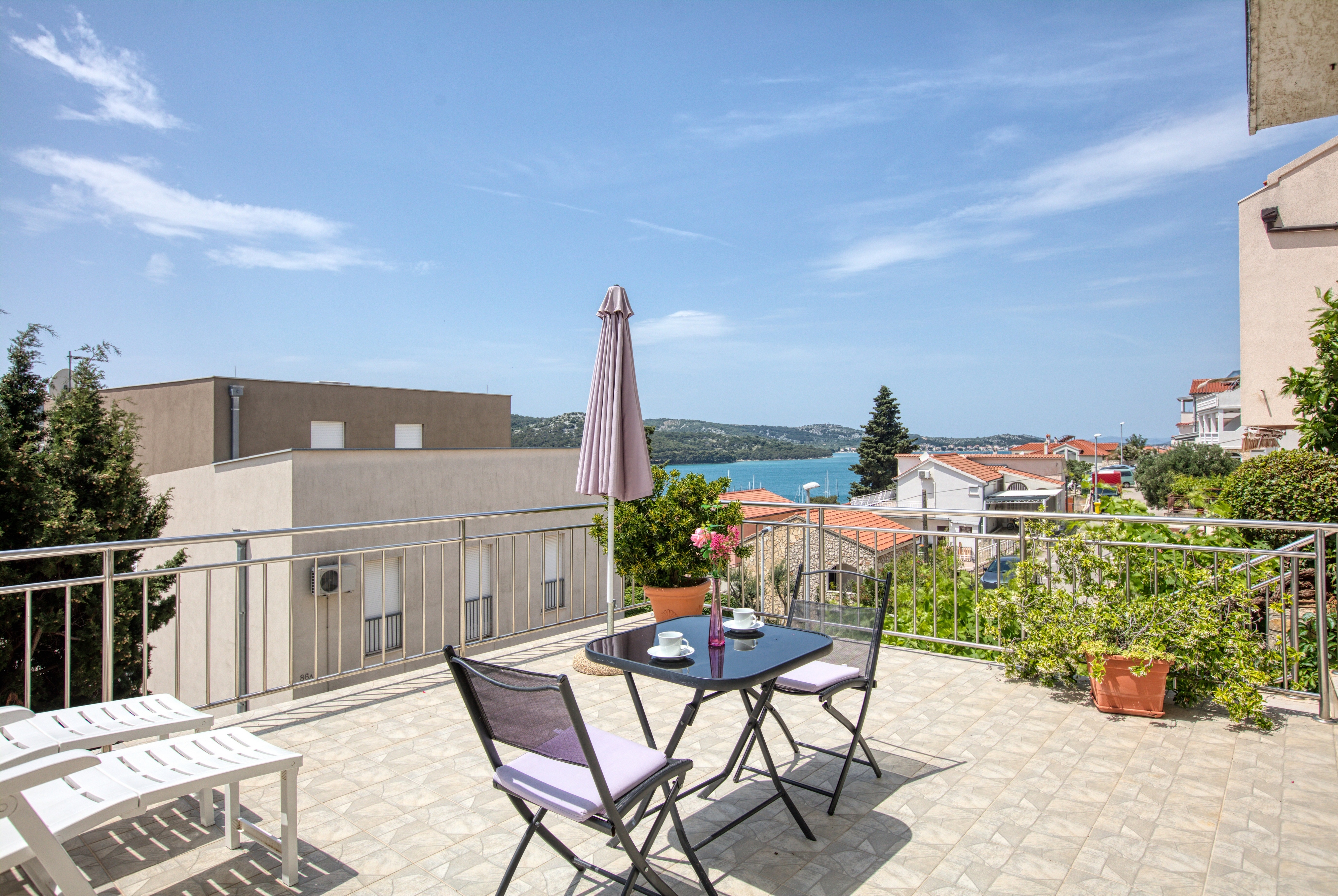 One bedroom apartment with terrace and sea view Tisno, Murter  A-c